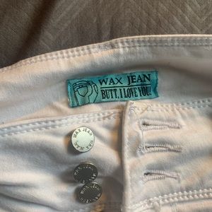 White butt shaping jean